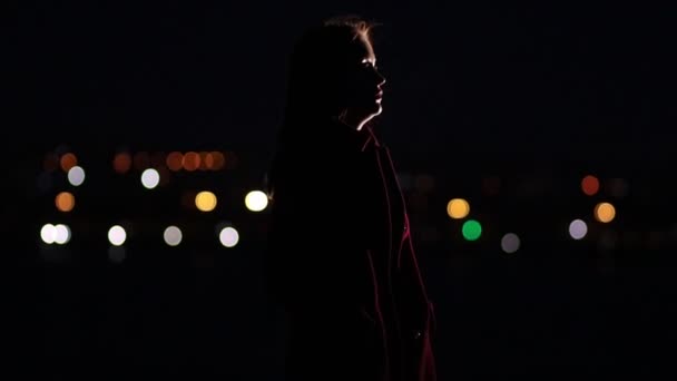 Przemyślane Smutna Kobieta Stoi Nocy Tle Miasta Świateł Nocy — Wideo stockowe