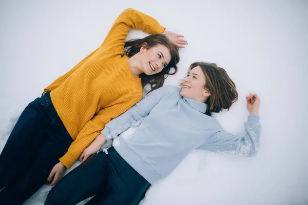Duas Meninas Estão Deitadas Neve Sorrindo Vista Superior — Fotografia de Stock