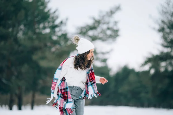 Молодая Женщина Веселится Смеется Время Прогулки Зимнем Сосновом Лесу — стоковое фото