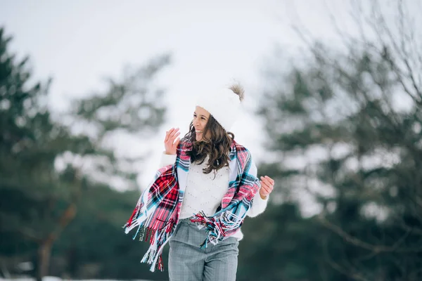 Jovem Mulher Diverte Durante Caminhada Floresta Inverno Fechar — Fotografia de Stock