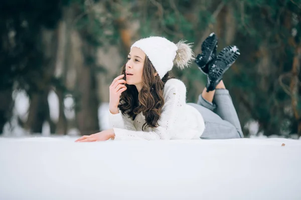 在冬天的森林里散步时 年轻的沉思的女人躺在雪地上 — 图库照片