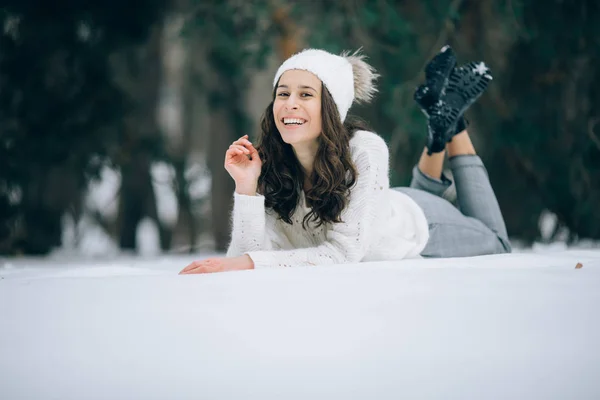 在冬天的森林里散步时 年轻开朗的女人躺在雪地上笑着 — 图库照片
