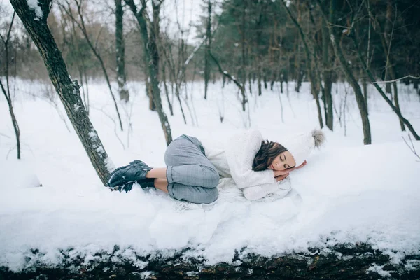 Giovane Donna Triste Sdraiata Poggia Sul Tronco Albero Coperto Neve — Foto Stock