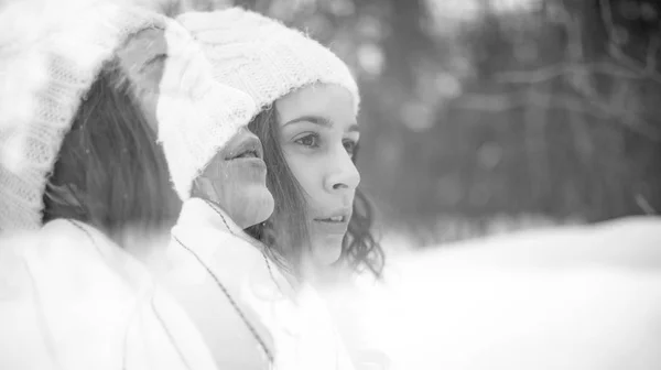 Retrato Dupla Exposição Uma Jovem Mulher Durante Caminhada Floresta Nevada — Fotografia de Stock