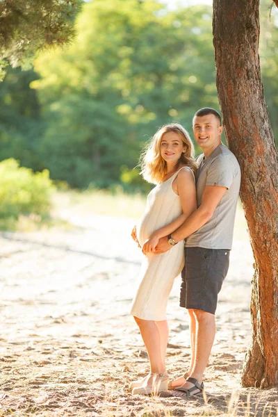 Una Mujer Embarazada Está Bosque Con Marido Mientras Camina Día — Foto de Stock