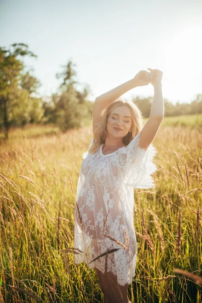 Gelukkig Zwangere Vrouw Tijdens Een Wandeling Weide Onder Spikelets — Stockfoto