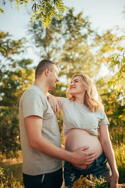 Tânăr Îmbrățișează Burta Soției Sale Însărcinate Timp Plimbă Prin Pădure — Fotografie, imagine de stoc