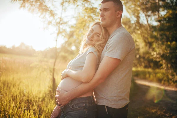 Egy Fiatal Férfi Átfogja Hasa Terhes Felesége Közben Séta Erdőben — Stock Fotó