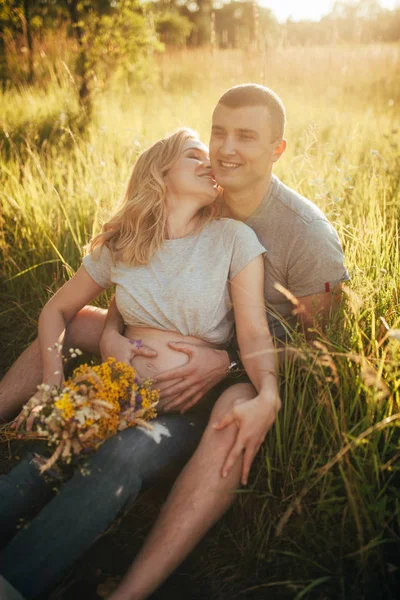 Jovem Abraça Barriga Sua Esposa Grávida Enquanto Caminha Pela Floresta — Fotografia de Stock