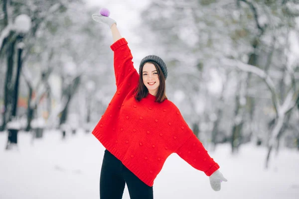 Vrolijk Meisje Rode Trui Heeft Een Leuke Besneeuwde Straat Winter — Stockfoto