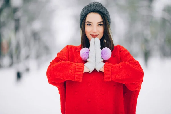 美丽的女孩在红色毛衣的画像步行到雪的街道 — 图库照片