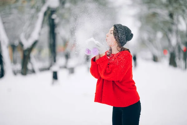 Menina Brincalhão Camisola Vermelha Tem Uma Diversão Sopra Neve Durante — Fotografia de Stock