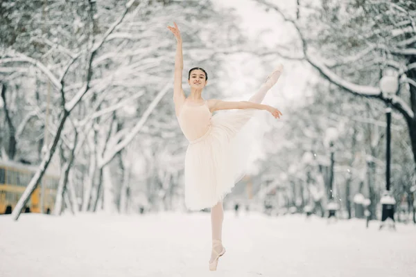 Schöne Ballerina Transparentem Rock Tanzt Auf Dem Laufsteg Der Verschneiten — Stockfoto