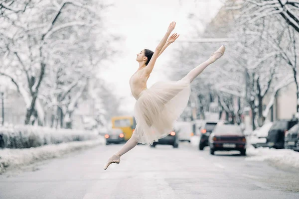 Hermosa Bailarina Falda Transparente Bailar Saltar Calle Ciudad Nevada Entre —  Fotos de Stock