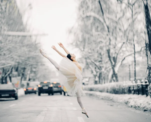 Belle Ballerine Jupe Transparente Danse Saute Dans Rue Ville Enneigée — Photo