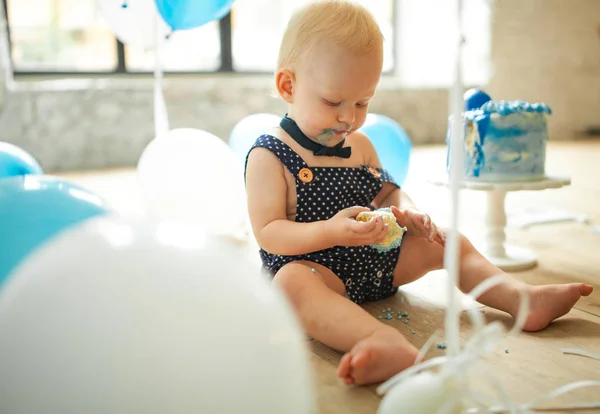 Año Edad Niño Está Celebrando Primer Cumpleaños Comiendo Rompiendo Pastel —  Fotos de Stock