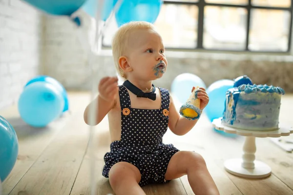 Ano Idade Menino Está Comemorando Seu Primeiro Aniversário Comer Esmagar — Fotografia de Stock