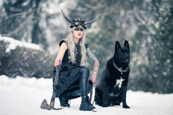 Mulher Guerreira Bonita Imagem Viking Com Capacete Com Chifres Cabeça — Fotografia de Stock