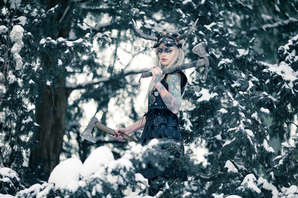 Mooie Warrior Vrouw Beeld Van Viking Met Gehoornde Helm Haar — Stockfoto