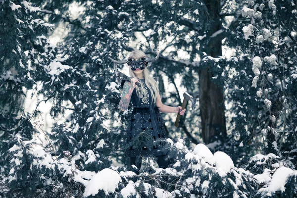 Mulher Guerreira Bonita Imagem Viking Com Capacete Máscara Com Chifres — Fotografia de Stock