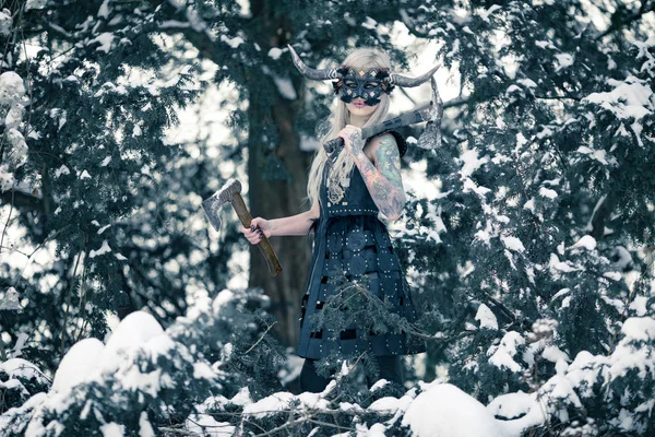 Güzel Savaşçı Kadın Kafasını Ellerini Karlı Kış Ormandaki Iki Eksen — Stok fotoğraf