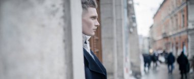 Kara büyücü şehir sokak üzerinde görüntü genç adam portresi.