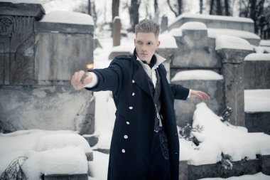 Genç adam kara büyücü görüntü sihirli değnek yanında Crypt algoritması kullanan bir büyü yapar.