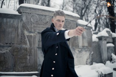 Genç adam kara büyücü görüntü sihirli değnek yanında Crypt algoritması kullanan bir büyü yapar.