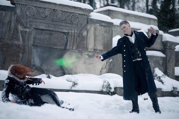 Битва темных и светлых магов с помощью волшебных палочек и зеленого бревна на снежном фоне
.