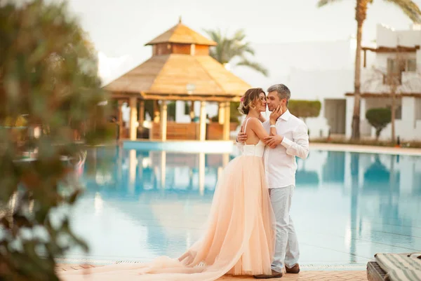 Recém Casados Felizes Levantam Abraçam Villa Lado Piscina Natação Durante — Fotografia de Stock