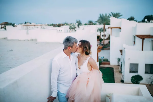 Recém Casados Felizes Beijam Terraço Casa Branca Contra Fundo Palmas — Fotografia de Stock