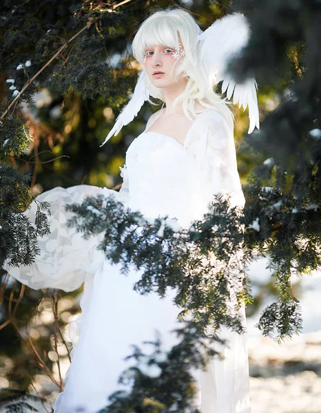 Belle Fille Blonde Tient Dans Forêt Conifères Image Bon Ange — Photo