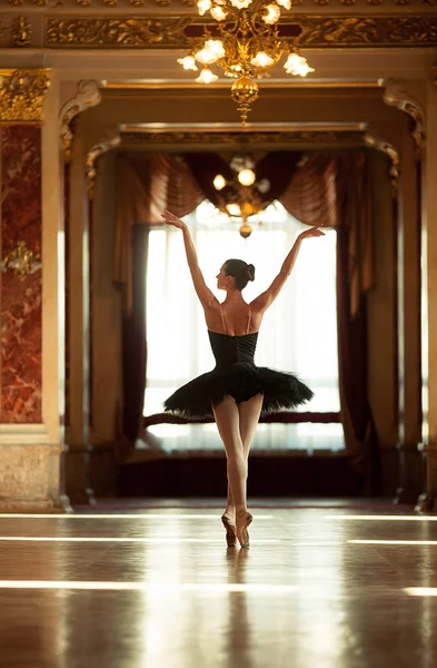 Bela Bailarina Dançando Salão Luxo Com Lustre Vestido Preto Contra — Fotografia de Stock