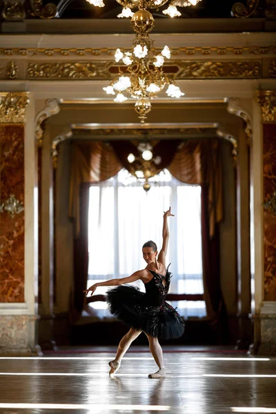 Bela Bailarina Dançando Salão Luxo Com Lustre Vestido Preto Contra — Fotografia de Stock