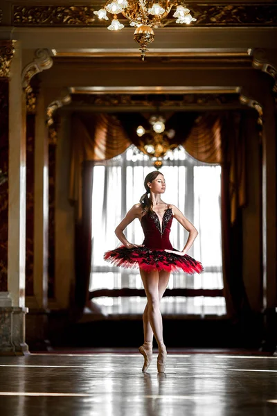 Bela Bailarina Dançando Salão Luxo Com Lustre Vestido Vermelho Contra — Fotografia de Stock