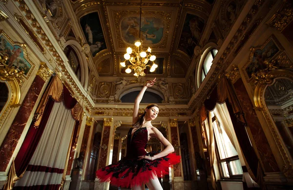 Bela Bailarina Dançando Salão Com Lustre Vestido Vermelho Contra Interior — Fotografia de Stock