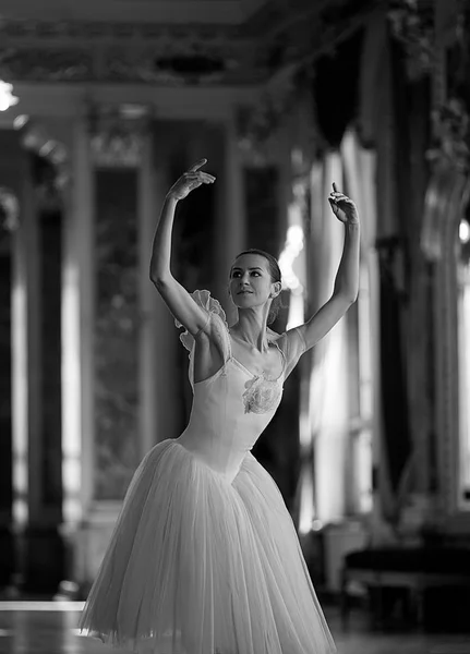 Bela Bailarina Dançando Salão Luxo Contra Janela Imagem Preto Branco — Fotografia de Stock