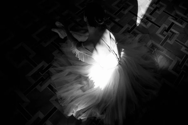 Egy Gyönyörű Ballerina Ült Földön Meggyújtotta Napsugár Fekete Fehér Kép — Stock Fotó