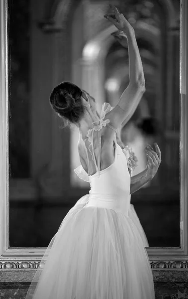 Aynanın Önünde Dans Güzel Balerin Siyah Beyaz Resim — Stok fotoğraf