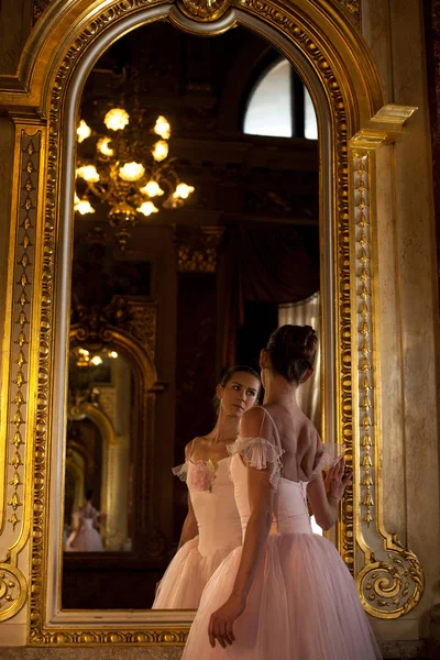 Bela Bailarina Vestido Rosa Frente Espelho Fundo Interior Luxuoso Seu — Fotografia de Stock