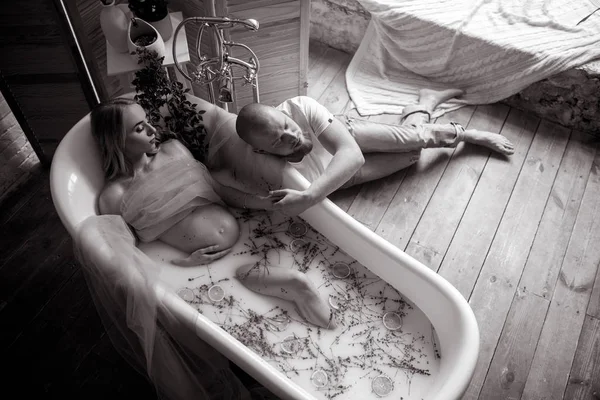 孕妇用牛奶、薰衣草草药和橘子洗澡 — 图库照片