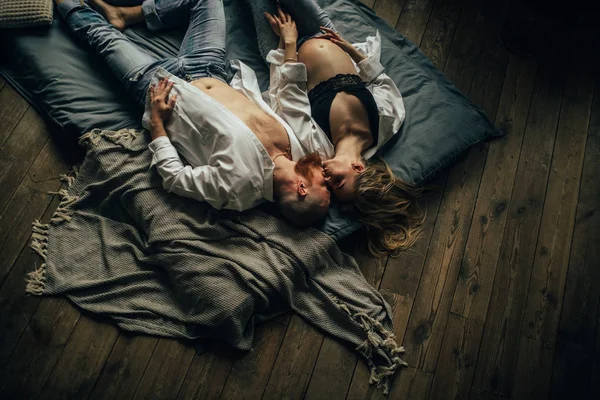 Pregnant woman lies on bed with her husband. — Stock Photo, Image