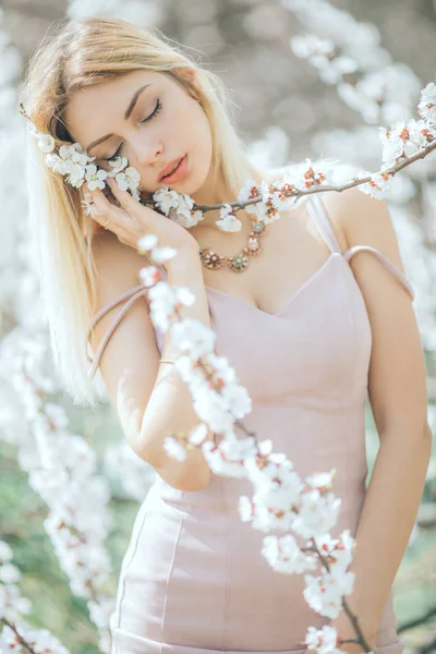 Uma jovem mulher está de pé, relaxando e desfrutando do fluxo de primavera — Fotografia de Stock