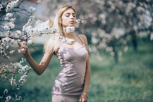 Una joven está de pie, relajándose y disfrutando del flujo primaveral —  Fotos de Stock