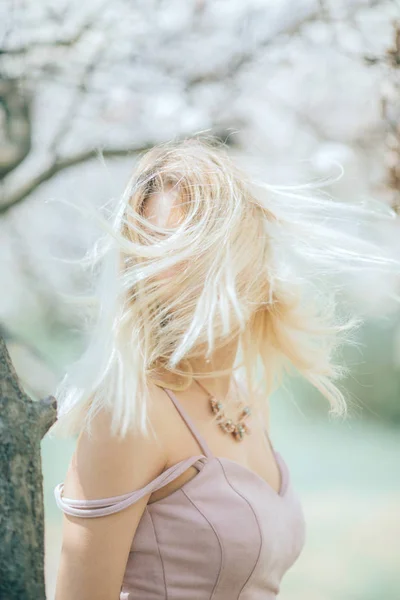 Portret van jonge blonde vrouw onder bomen. — Stockfoto