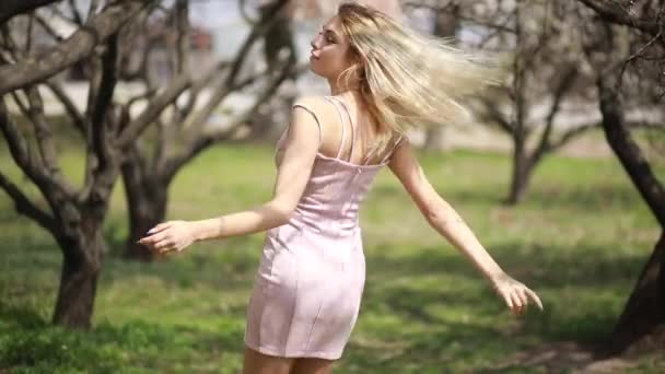 Jeune Femme Amuse Aime Tourne Dans Jardin Printemps Sur Fond — Video