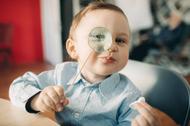 Elinde Lollipop ile Toddler çocuk.