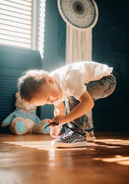Toddler çocuk ayakkabıları üzerinde ayakabı kravat öğrenir.