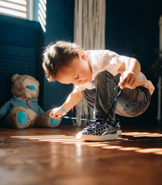 Toddler çocuk ayakkabıları üzerinde ayakabı kravat öğrenir.