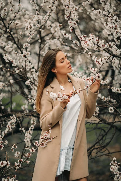 Genç mutlu bir kadın çiçek açan Bahçe arasında zevk vardır.